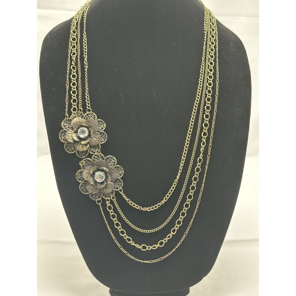 four different strand necklace with two flowers With chiseled glass.